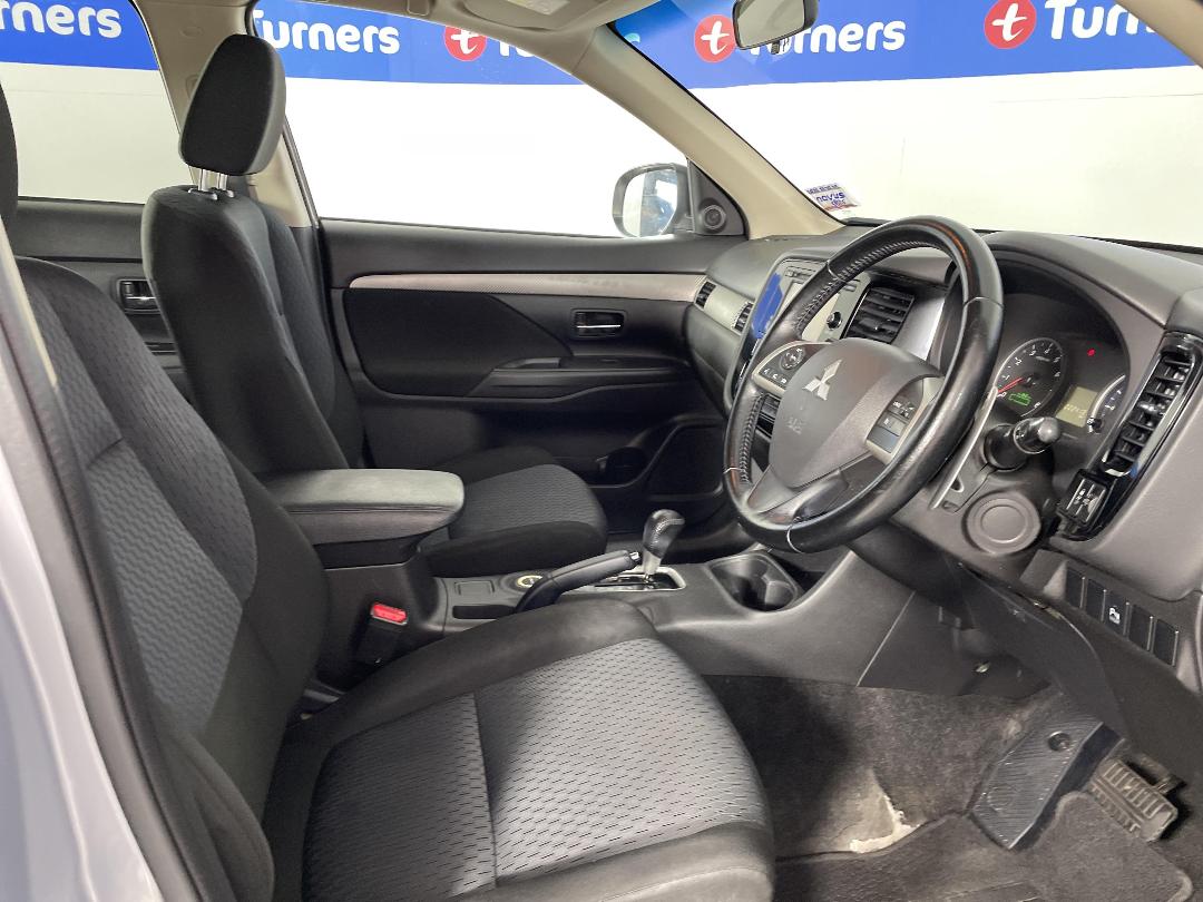 Photo '16' of Mitsubishi Outlander