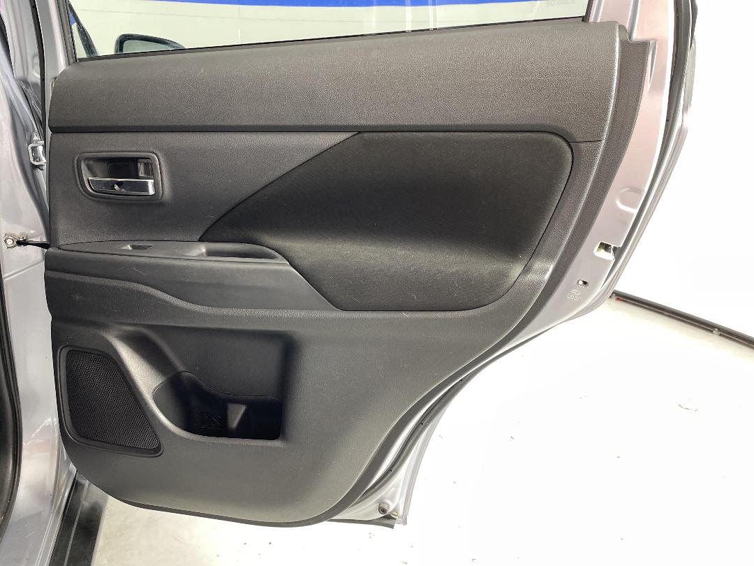 Photo '19' of Mitsubishi Outlander