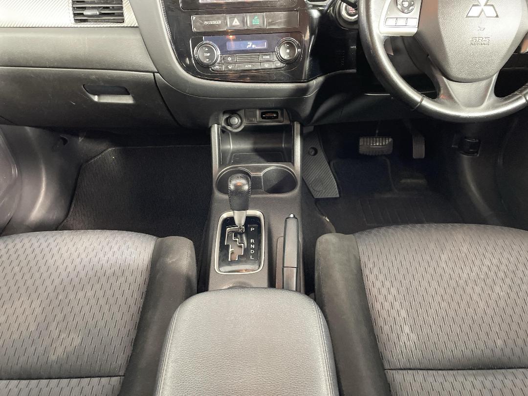 Photo '18' of Mitsubishi Outlander