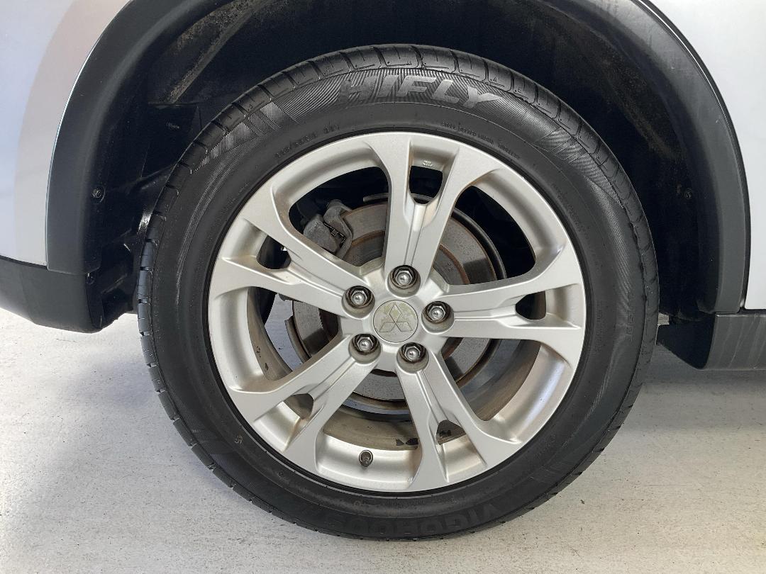 Photo '12' of Mitsubishi Outlander