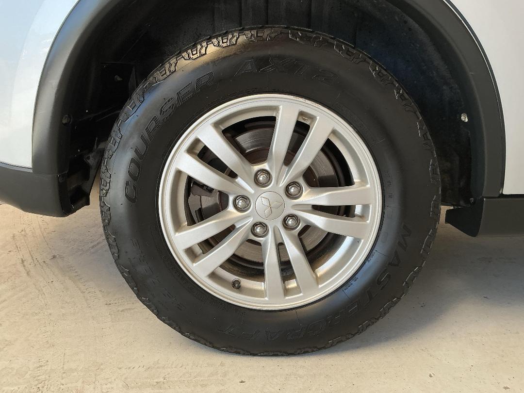 Photo '12' of Mitsubishi Outlander