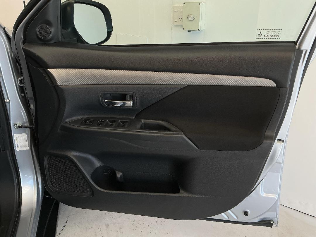 Photo '15' of Mitsubishi Outlander