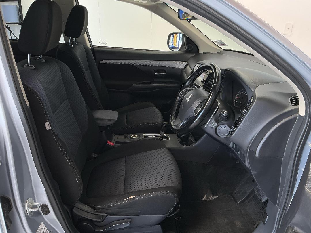 Photo '16' of Mitsubishi Outlander