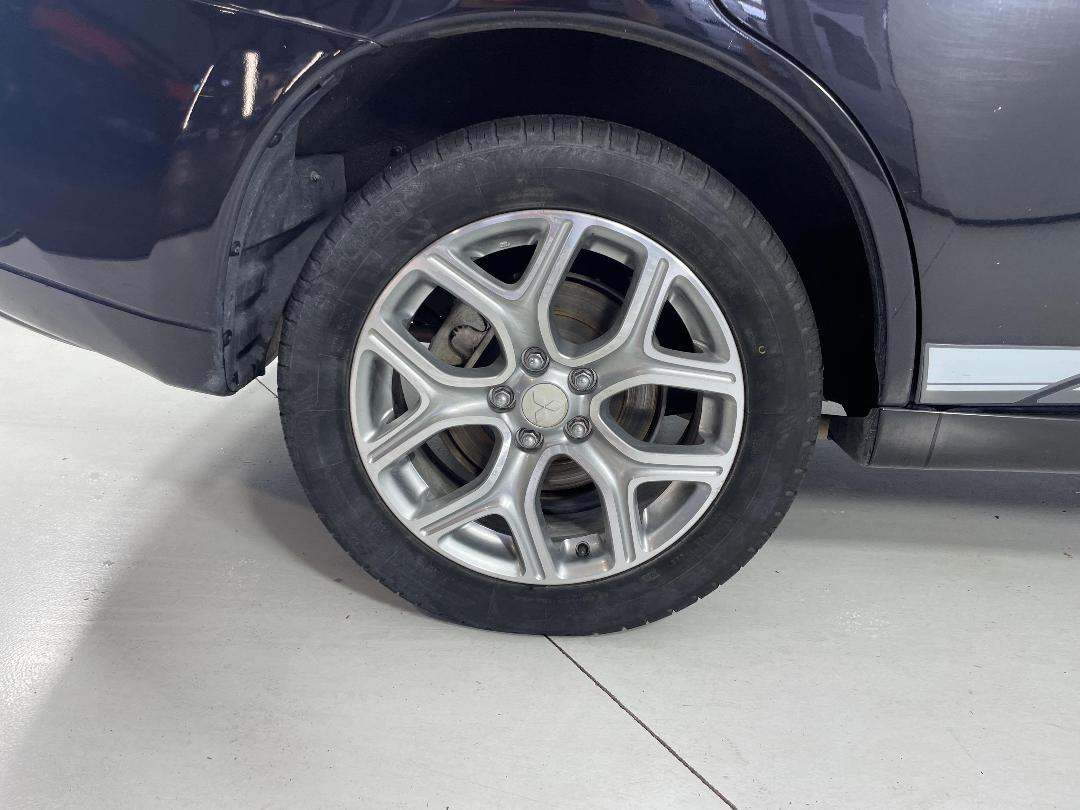 Photo '10' of Mitsubishi Outlander Phev