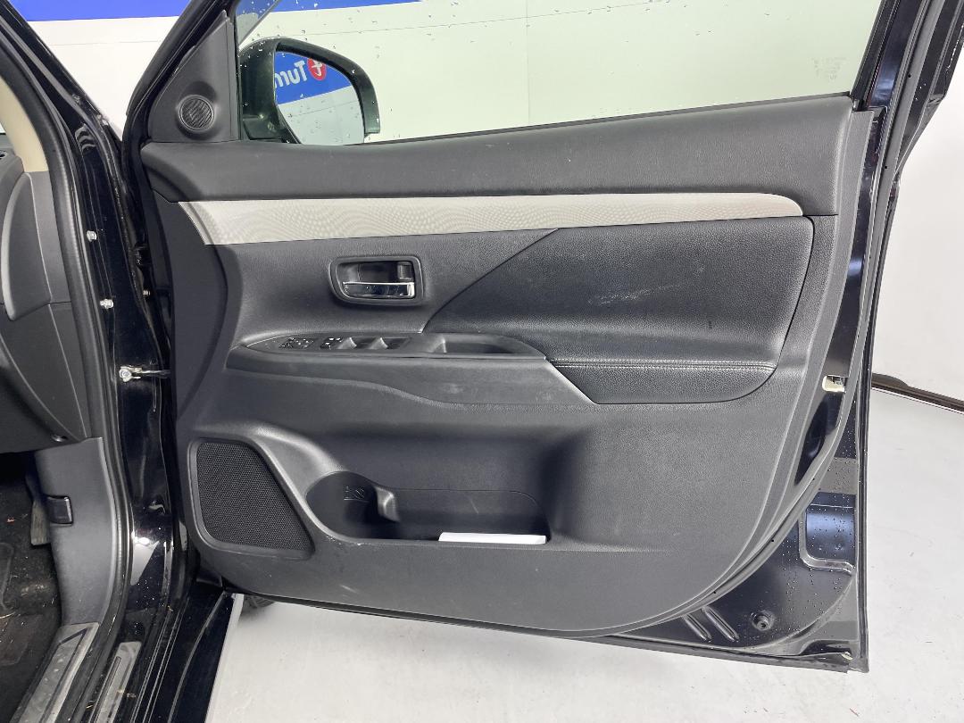 Photo '13' of Mitsubishi Outlander Phev