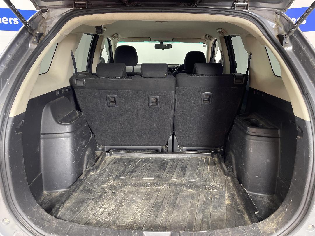 Photo '14' of Mitsubishi Outlander