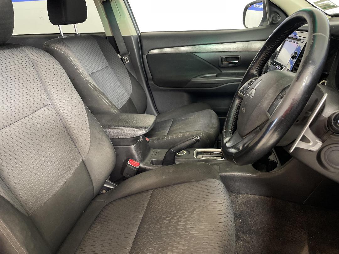 Photo '16' of Mitsubishi Outlander