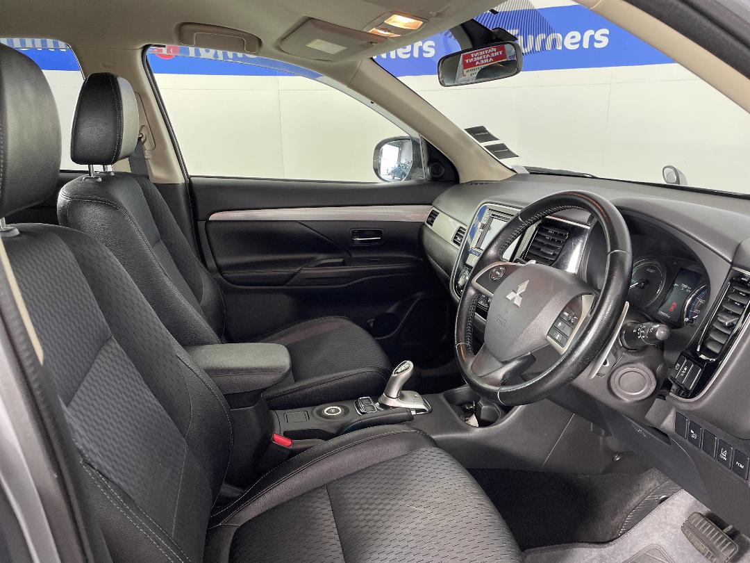 Photo '16' of Mitsubishi Outlander Photo '16' of Mitsubishi Outlander