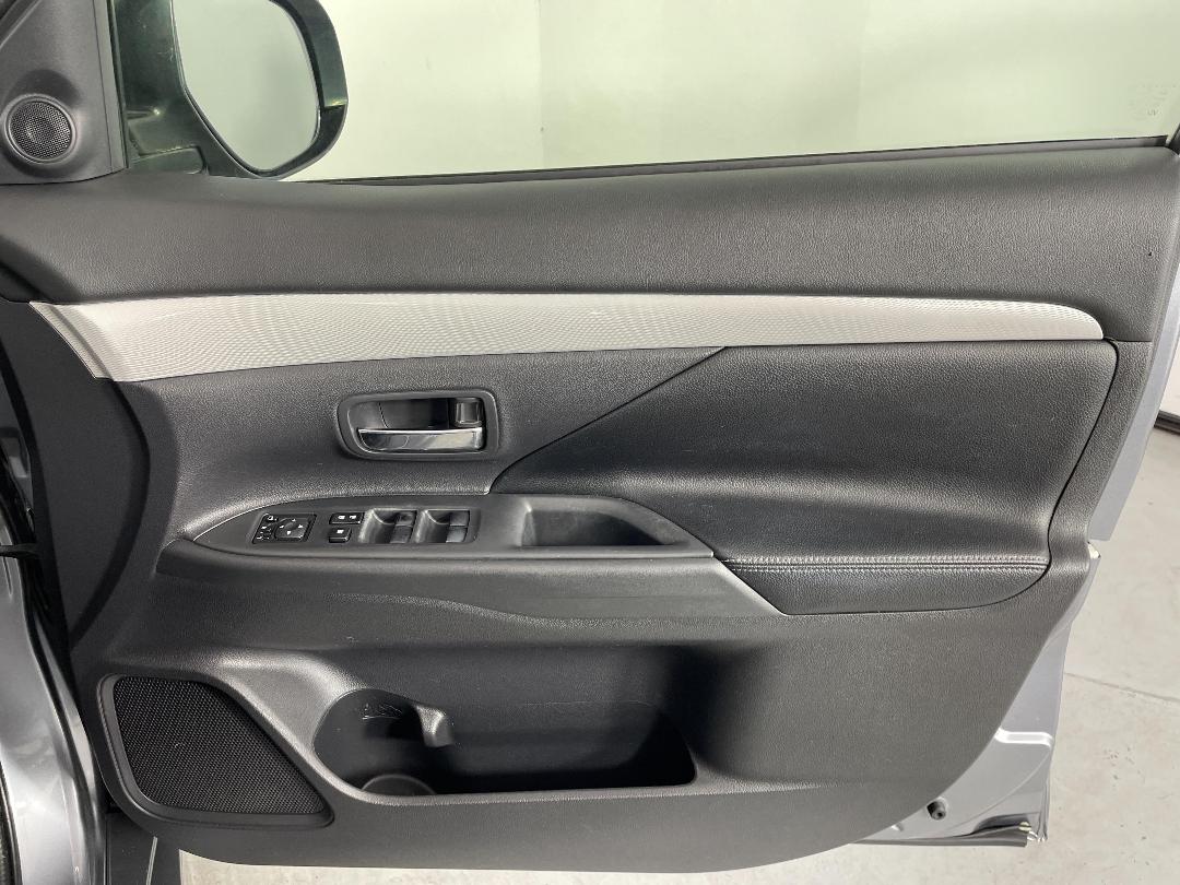 Photo '15' of Mitsubishi Outlander Photo '15' of Mitsubishi Outlander