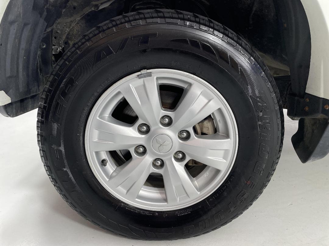 Photo '10' of Mitsubishi Triton