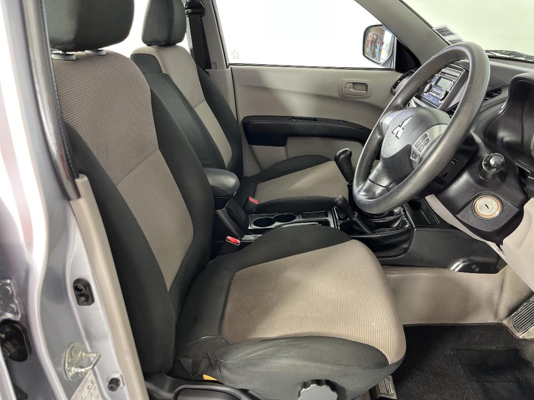 Photo '16' of Mitsubishi Triton