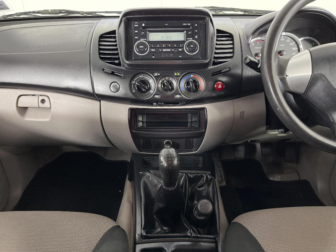 Photo '18' of Mitsubishi Triton