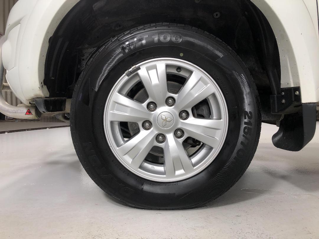 Photo '10' of Mitsubishi Triton