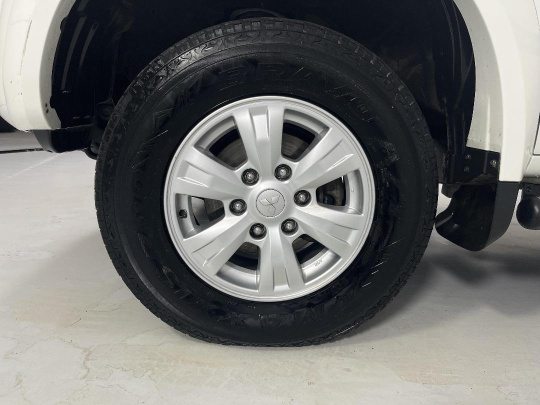 Photo '10' of Mitsubishi Triton