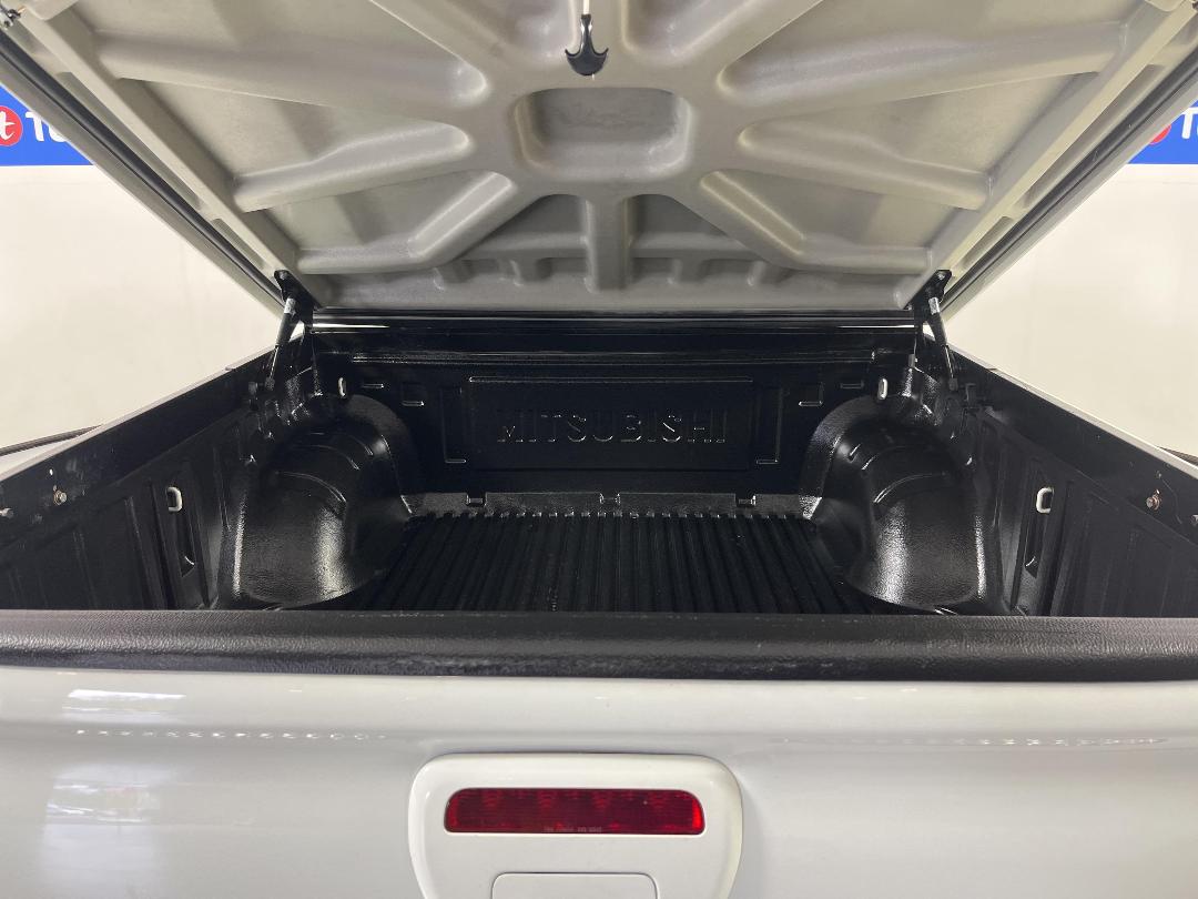 Photo '14' of Mitsubishi Triton