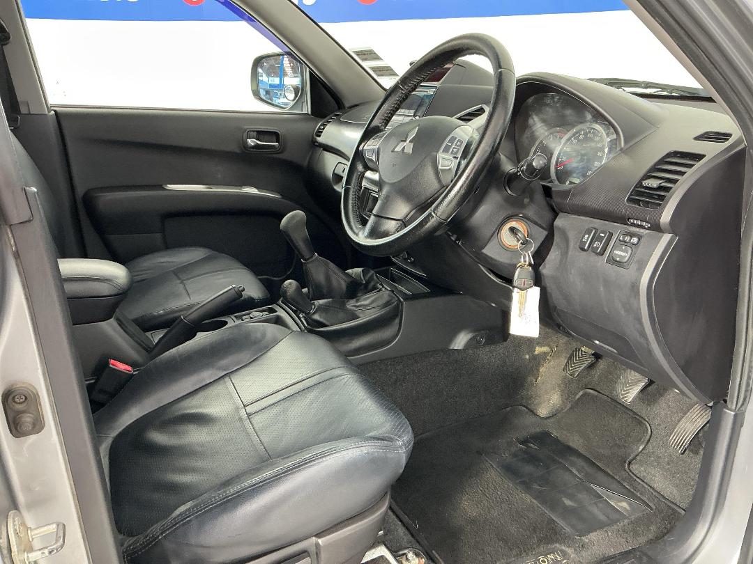 Photo '16' of Mitsubishi Triton