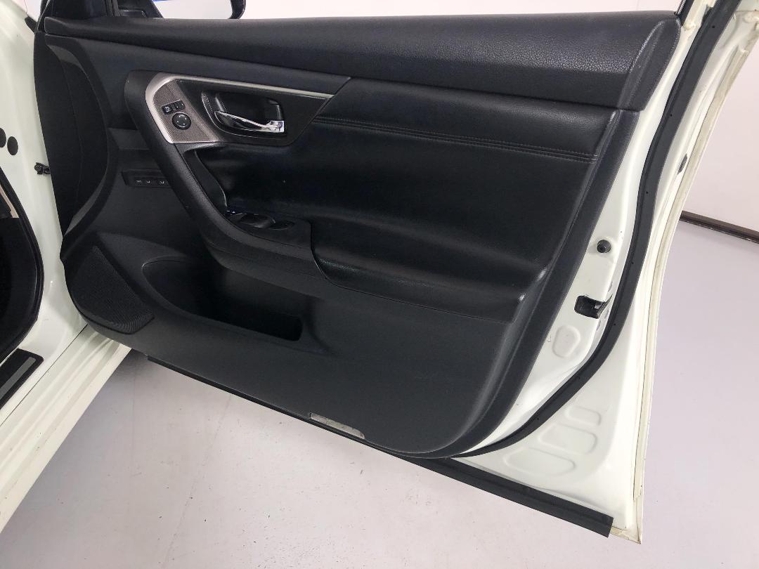 Photo '15' of Nissan Altima