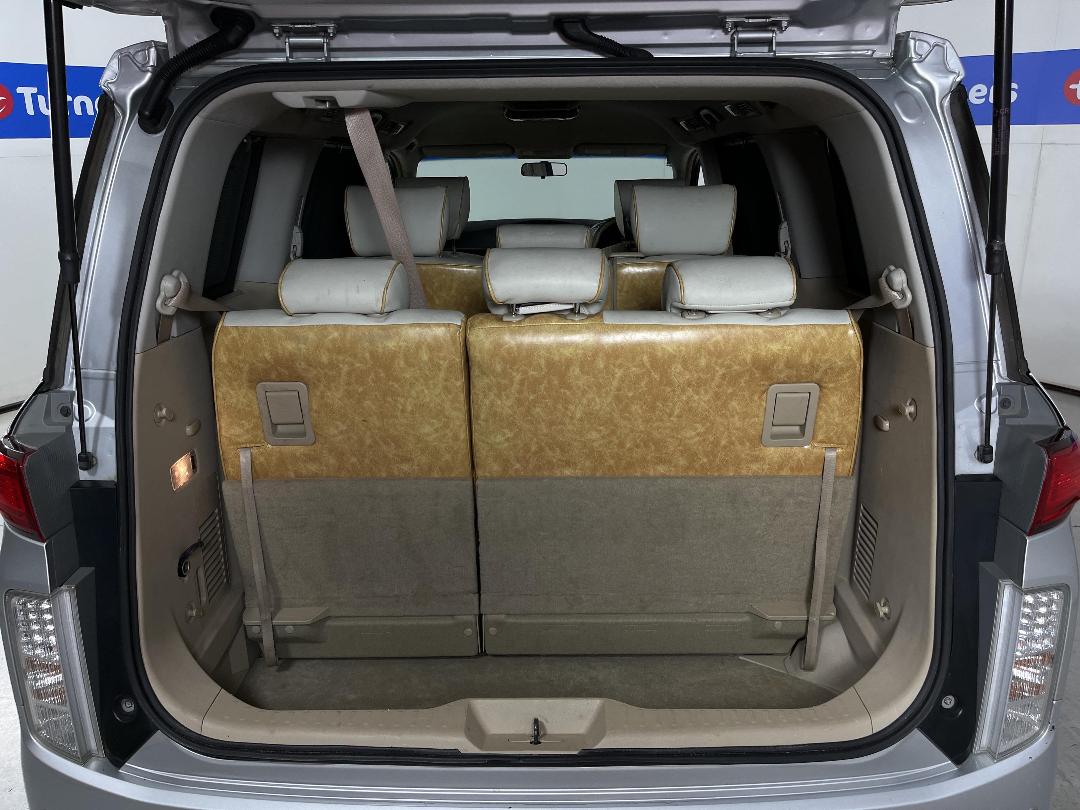 Photo '14' of Nissan Elgrand Photo '14' of Nissan Elgrand