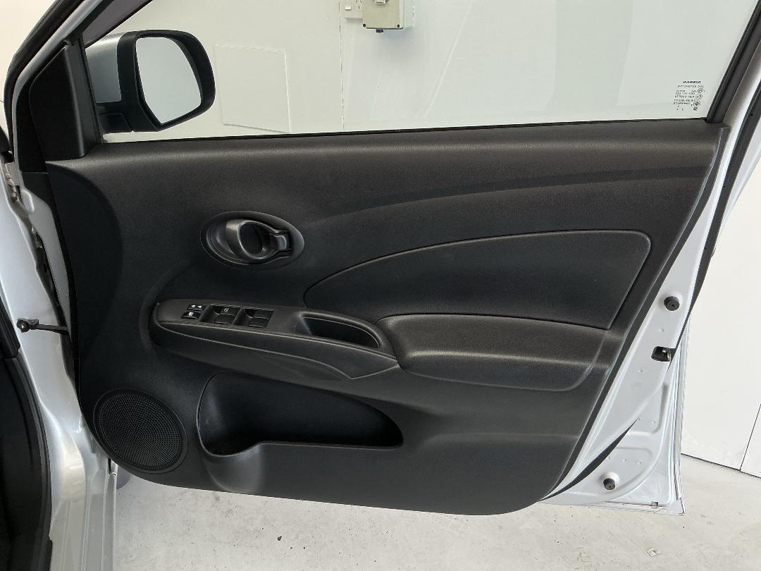 Photo '15' of Nissan Latio