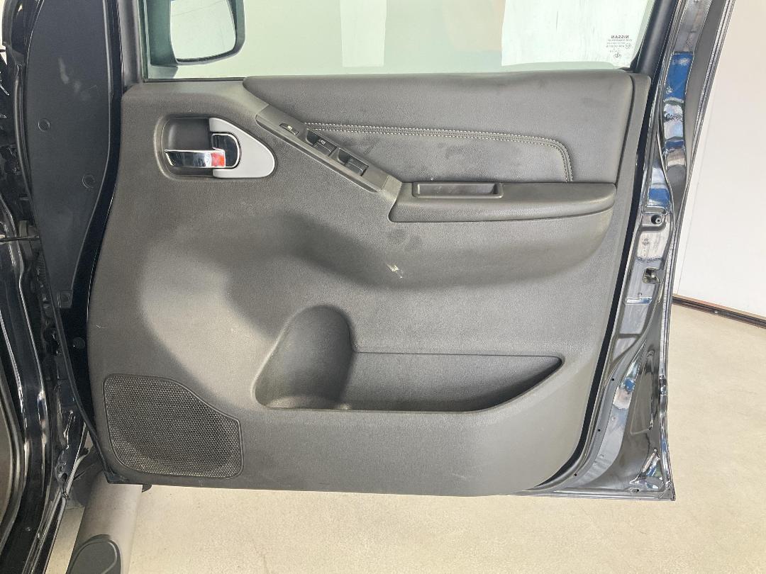 Photo '10' of Nissan Navara D/C ST-X