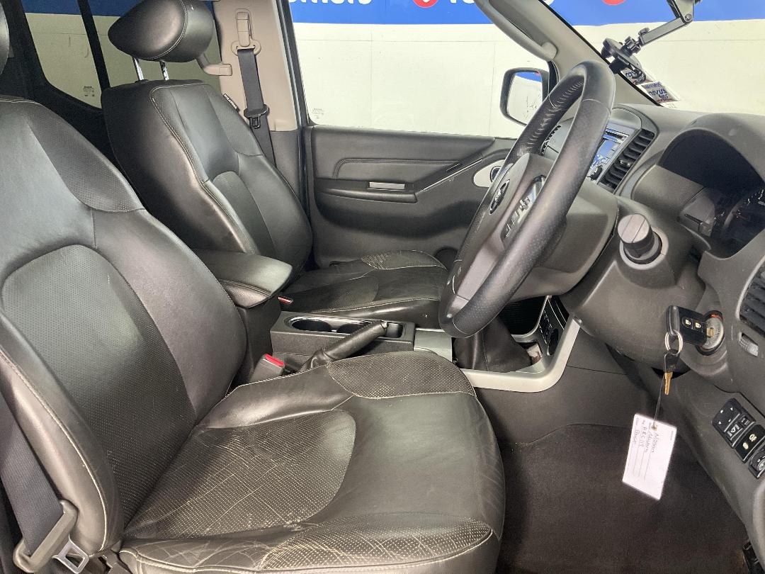 Photo '11' of Nissan Navara D/C ST-X