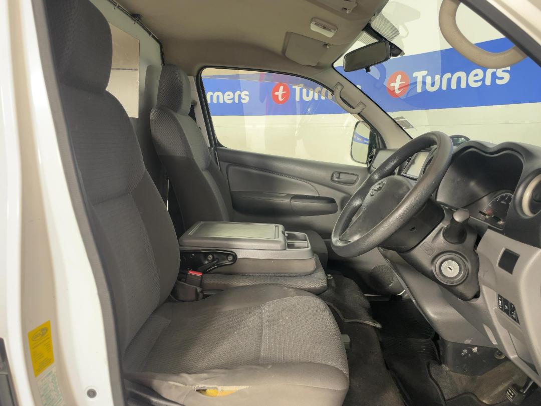 Photo '16' of Nissan NV350