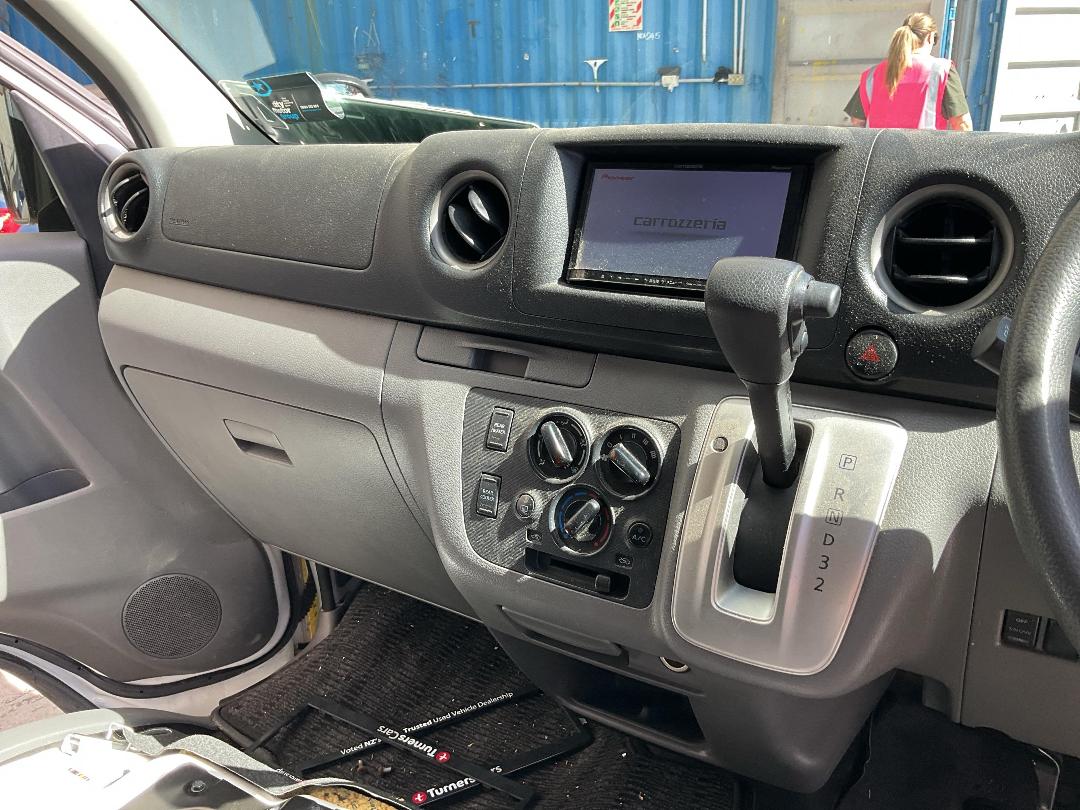 Photo '24' of Nissan NV350