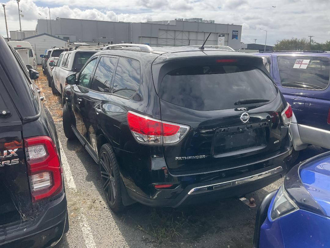 Photo '3' of Nissan Pathfinder ST Photo '3' of Nissan Pathfinder ST