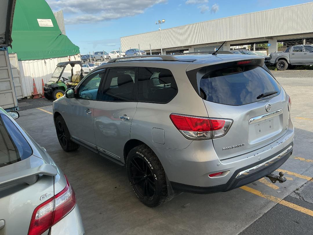 Photo '10' of Nissan Pathfinder TI