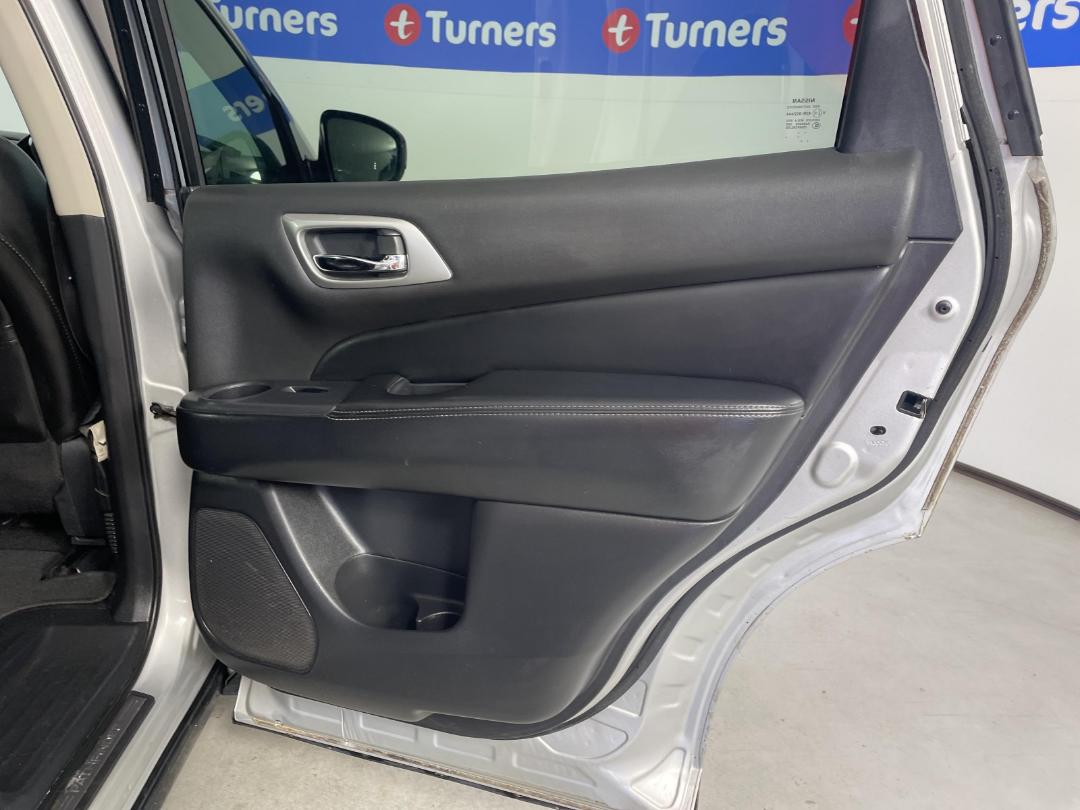 Photo '17' of Nissan Pathfinder TI Photo '17' of Nissan Pathfinder TI