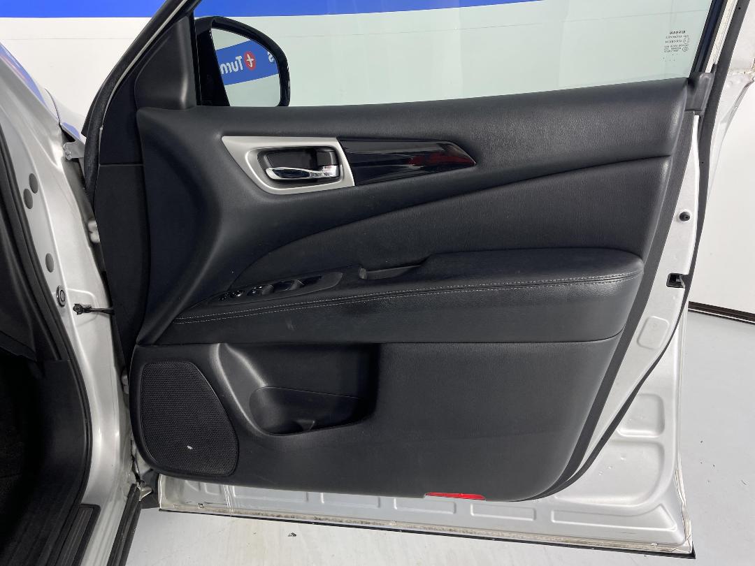 Photo '15' of Nissan Pathfinder Photo '15' of Nissan Pathfinder