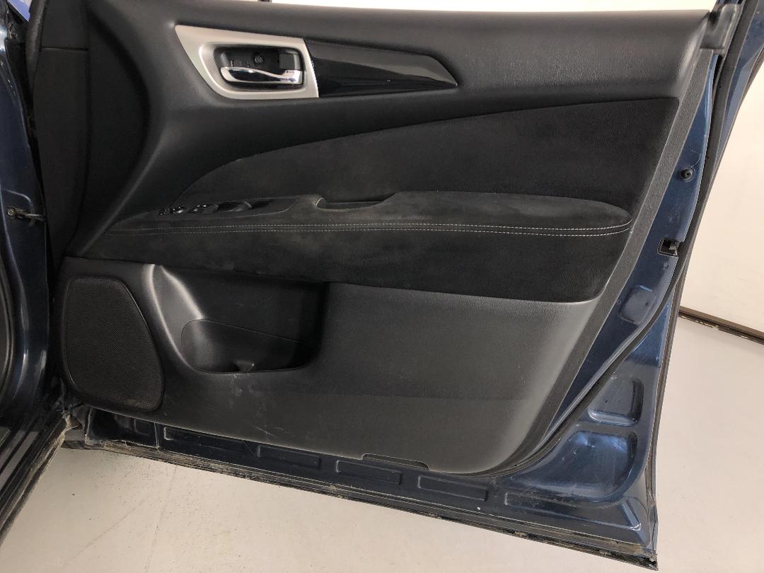 Photo '15' of Nissan Pathfinder Photo '15' of Nissan Pathfinder