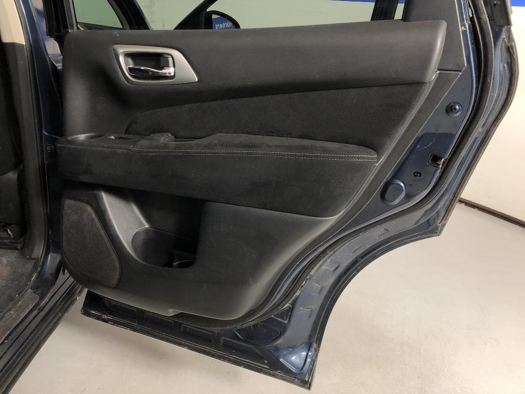 Photo '19' of Nissan Pathfinder Photo '19' of Nissan Pathfinder