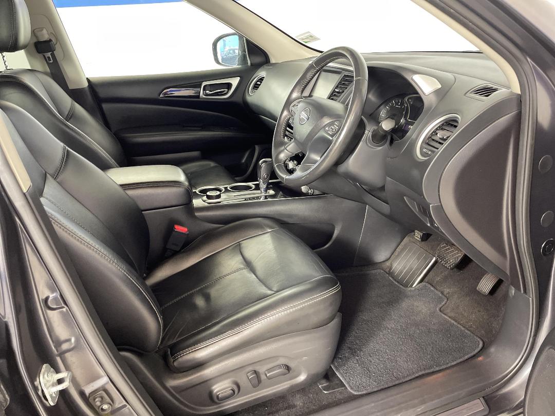 Photo '16' of Nissan Pathfinder Photo '16' of Nissan Pathfinder