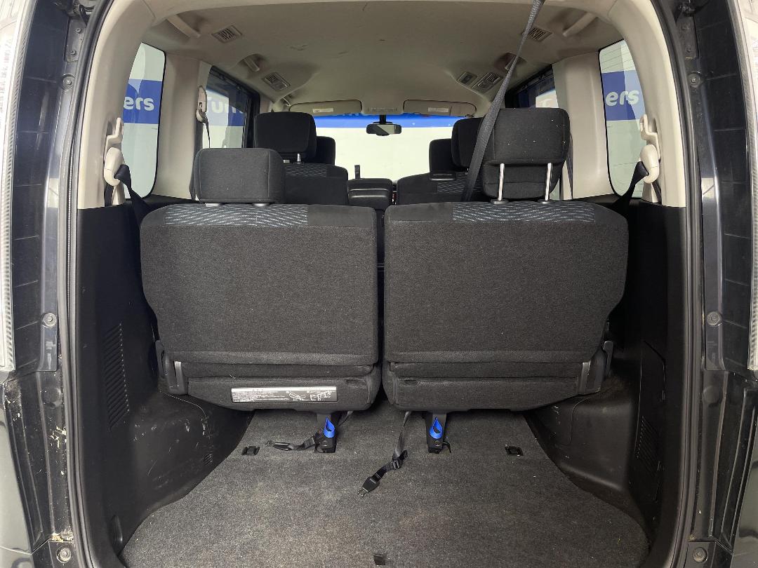 Photo '14' of Nissan Serena Photo '14' of Nissan Serena