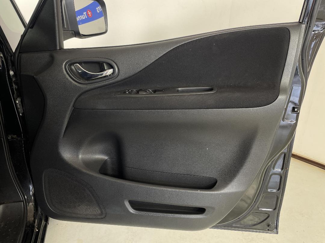 Photo '15' of Nissan Serena Photo '15' of Nissan Serena