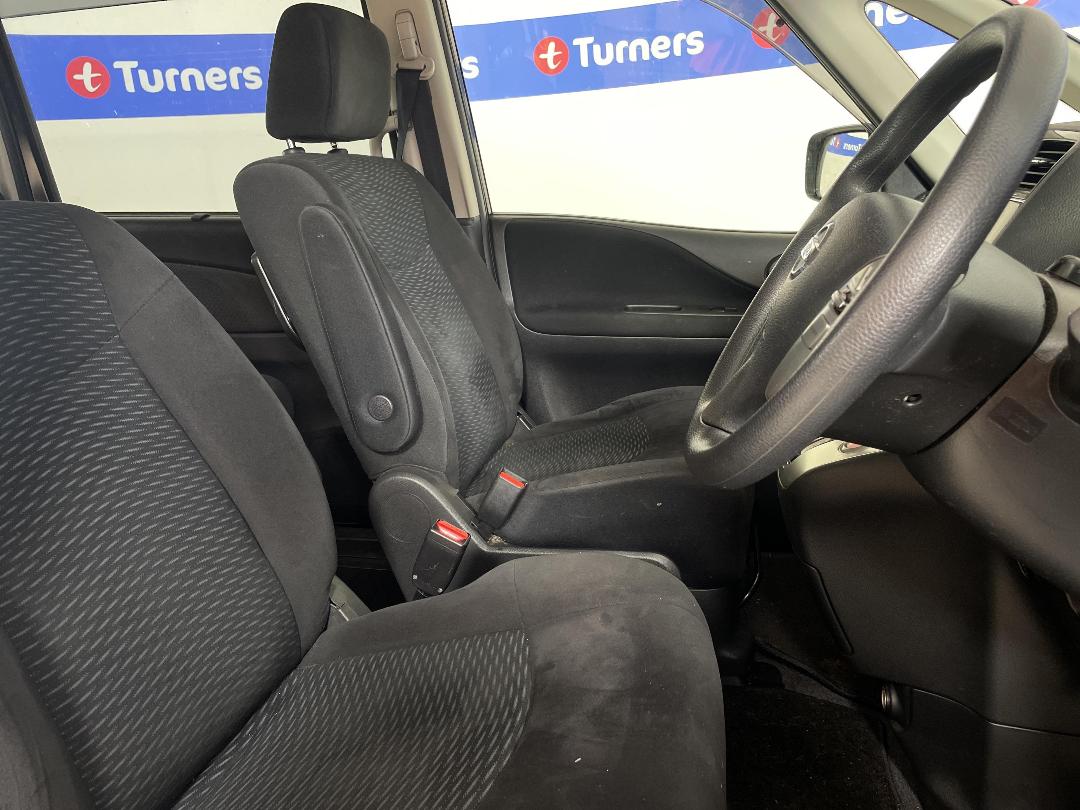 Photo '16' of Nissan Serena Photo '16' of Nissan Serena