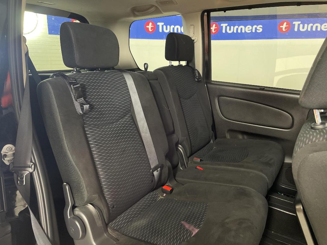 Photo '20' of Nissan Serena Photo '20' of Nissan Serena