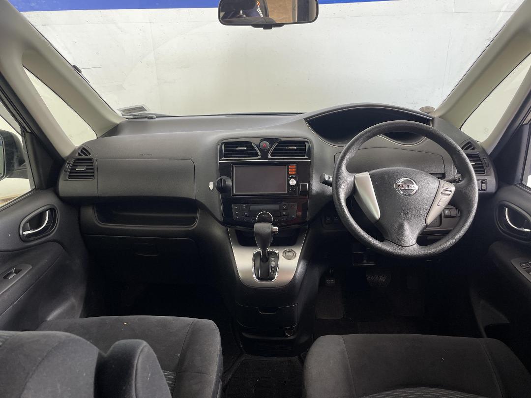 Photo '17' of Nissan Serena Photo '17' of Nissan Serena