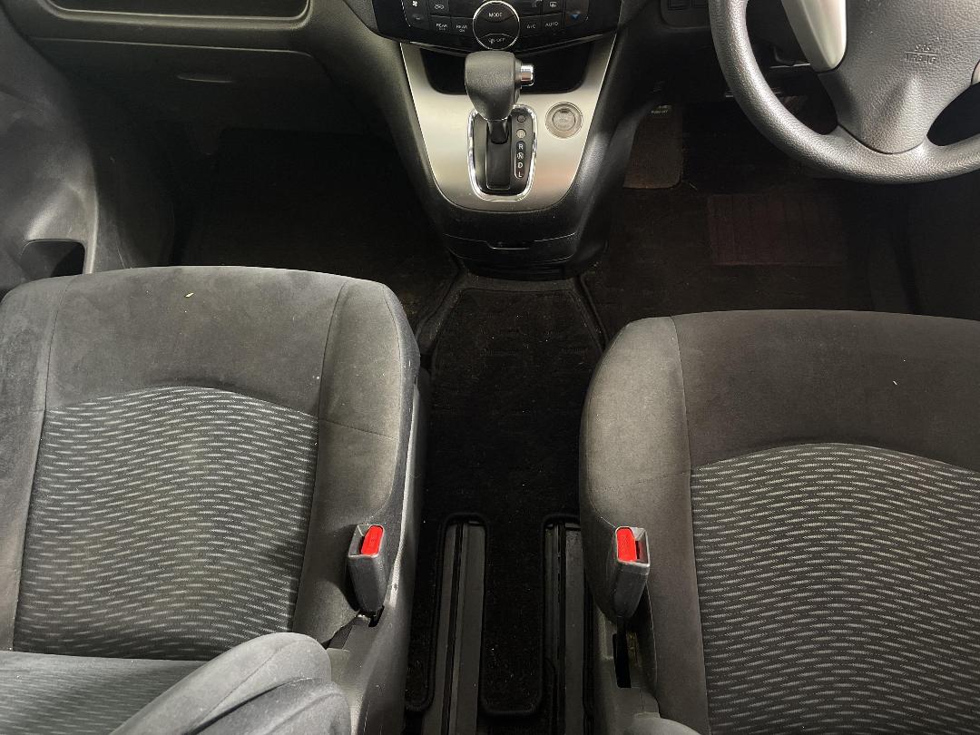 Photo '18' of Nissan Serena Photo '18' of Nissan Serena