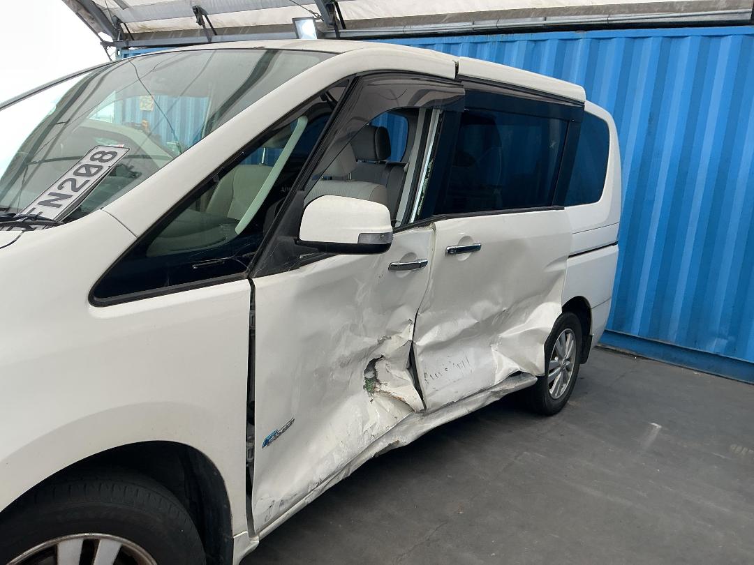 Photo '5' of Nissan Serena Photo '5' of Nissan Serena