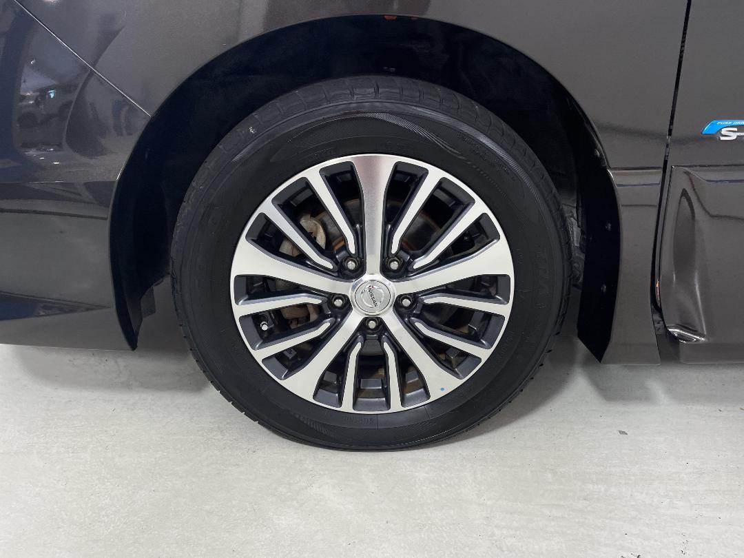 Photo '10' of Nissan Serena Photo '10' of Nissan Serena