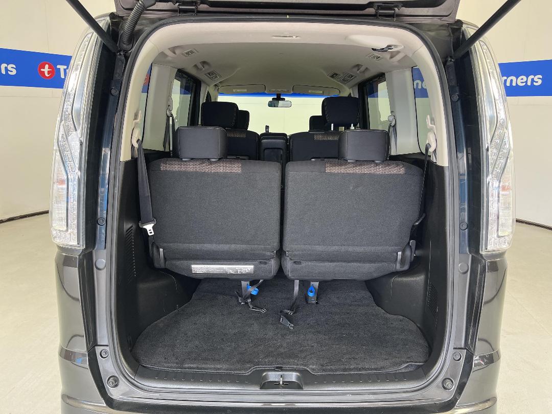 Photo '14' of Nissan Serena Photo '14' of Nissan Serena