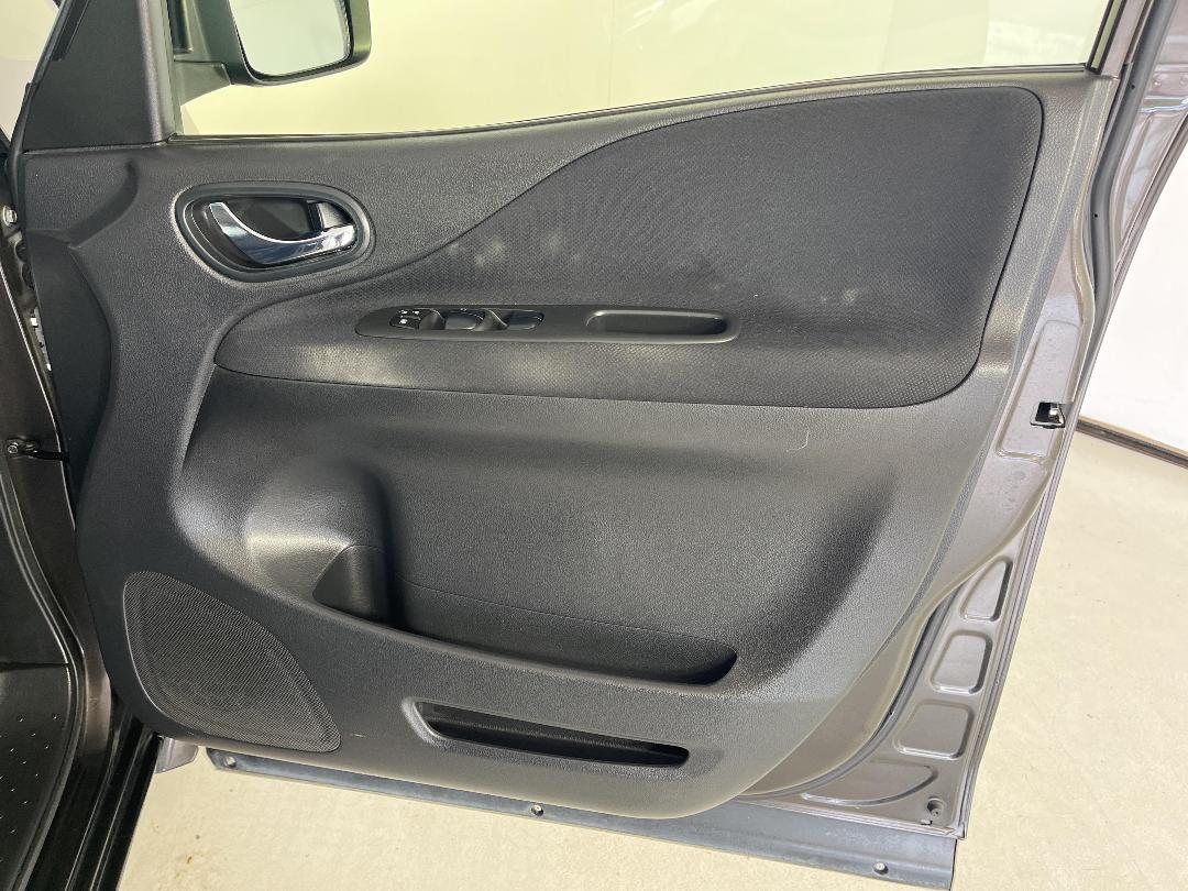 Photo '15' of Nissan Serena Photo '15' of Nissan Serena