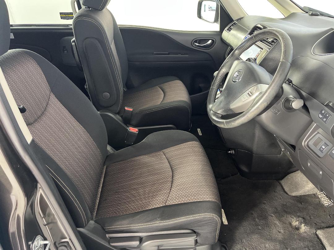 Photo '16' of Nissan Serena Photo '16' of Nissan Serena