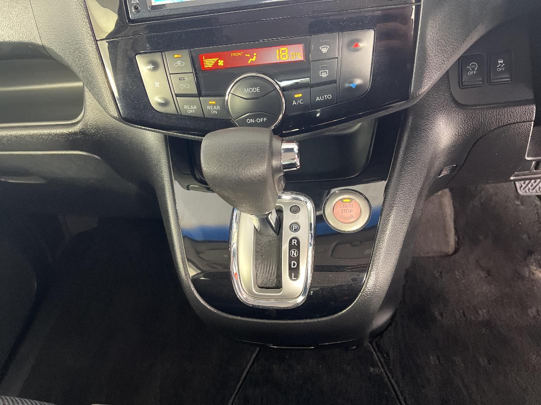 Photo '18' of Nissan Serena Photo '18' of Nissan Serena