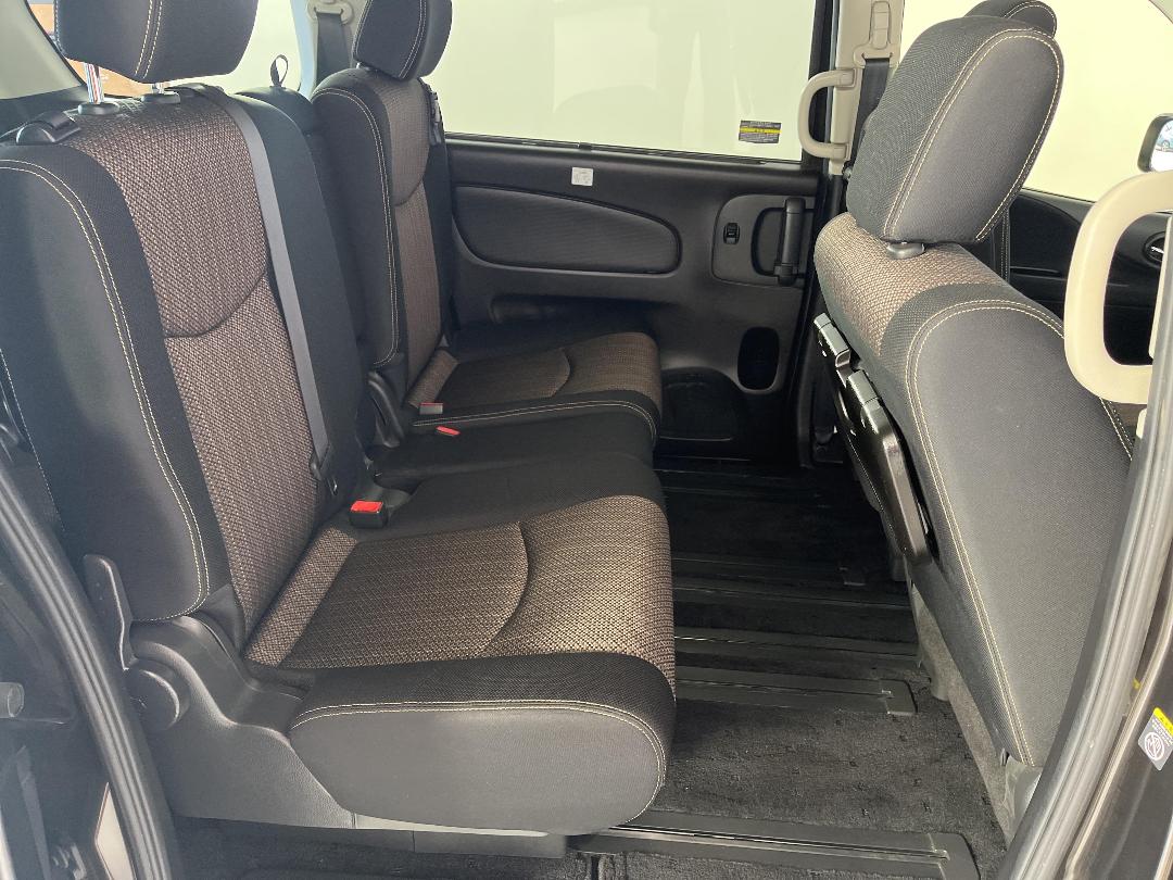 Photo '19' of Nissan Serena Photo '19' of Nissan Serena