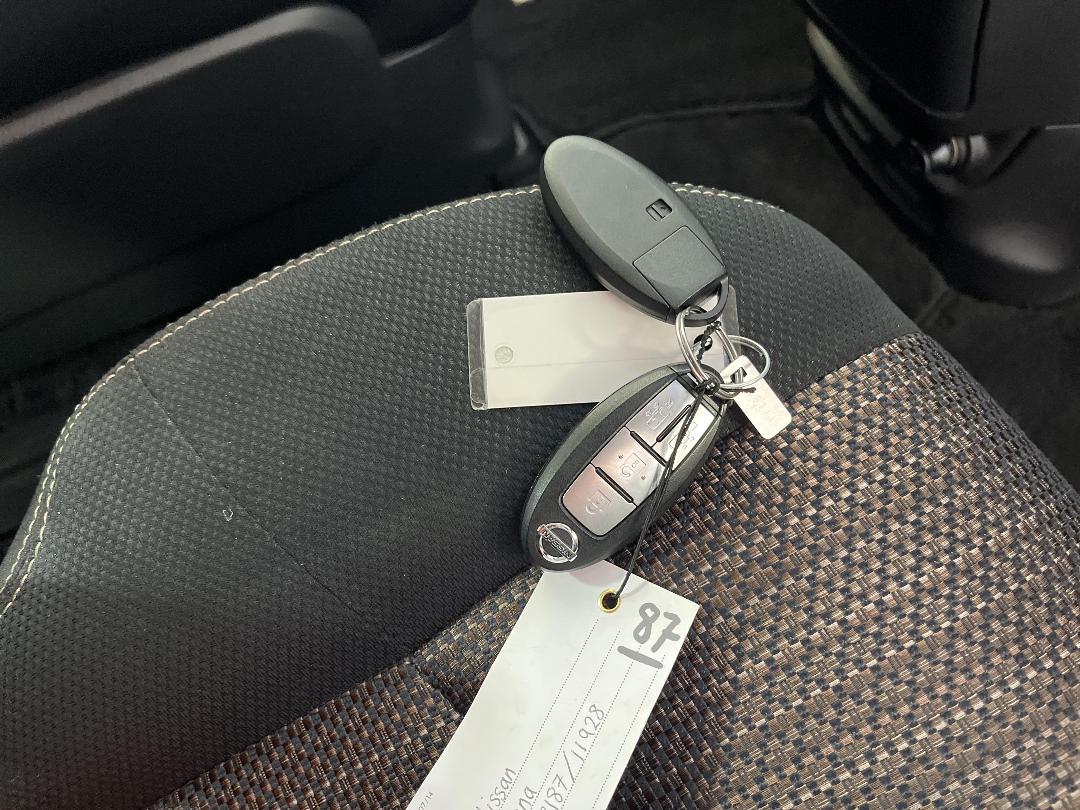 Photo '21' of Nissan Serena Photo '21' of Nissan Serena