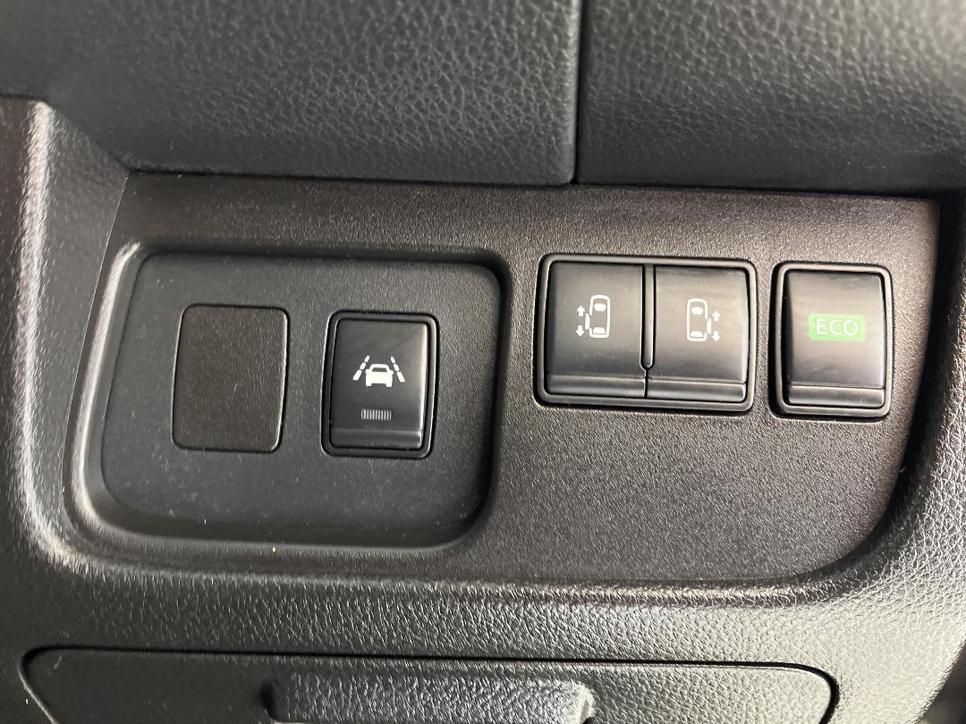 Photo '24' of Nissan Serena Photo '24' of Nissan Serena