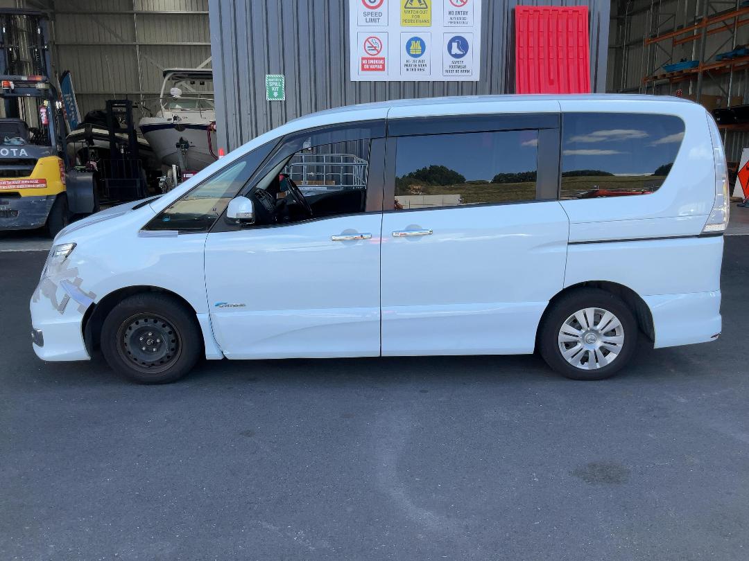 Photo '4' of Nissan Serena Photo '4' of Nissan Serena